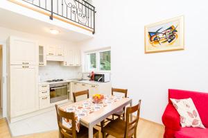 Kuchyňa alebo kuchynka v ubytovaní Cozy duplex apartment A1, close to the Sunset Beach near Dubrovnik + 4 fotografie