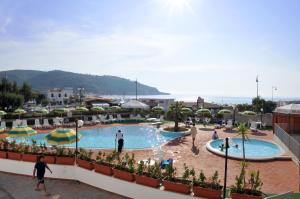 Bazén v ubytovaní Morcavallo Hotel & Wellness alebo v jeho blízkosti