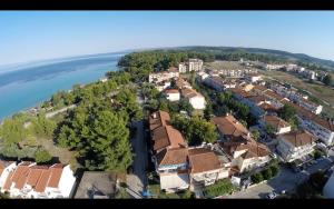una vista aérea de una pequeña ciudad junto al agua en Hotel Oceanis, en Kallithea Halkidikis