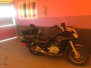 Una motocicleta negra estacionada en una habitación en Casa Roz en Cluj-Napoca