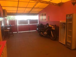 une chambre avec une moto garée dans un garage dans l'établissement Casa Roz, à Cluj-Napoca