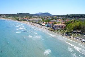 een luchtzicht op een strand met mensen in het water bij Bellisimo studios in Zakynthos