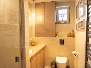 Koupelna v ubytování VacationClub – Bałtycka 10 Apartament 15 + 9 fotografií