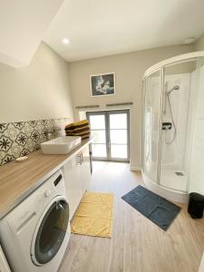pralnia z pralką i prysznicem w obiekcie gite du perche w mieście Bueil
