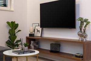 TV a/nebo společenská místnost v ubytování Apartment Ivano & Josip, Bacvice beach