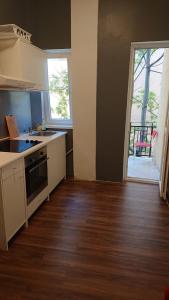 een keuken met een spoelbak en een fornuis bovenste oven bij The Central Post Apartments in Sofia