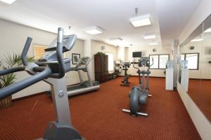 Fitness centrum a/nebo fitness zařízení v ubytování Pomeroy Inn and Suites Chetwynd