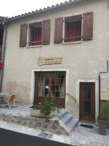 um edifício com uma placa na frente dele em chez nous em Chilhac