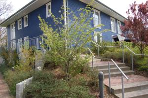 ein blaues Haus mit einer Treppe davor in der Unterkunft Hotel Admiral Scheer in Laboe