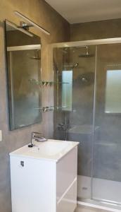 A bathroom at El Retiro