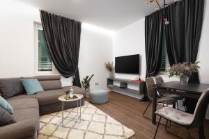 TV a/nebo společenská místnost v ubytování Apartment Ivano & Josip, Bacvice beach