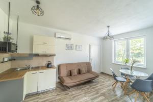uma cozinha com uma cadeira e uma mesa num quarto em Ubytovanie AGATE em Podhájska