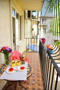 uma mesa com pratos de comida numa varanda em Center of Odessa. Comfortable 2 rooms apartment em Odessa