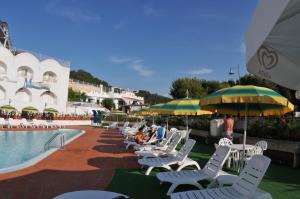 Bazén v ubytovaní Morcavallo Hotel & Wellness alebo v jeho blízkosti