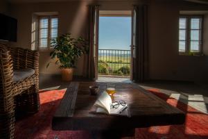 una sala de estar con una mesa con un libro y gafas en The View - Gite Mont Dore, en Montpeyroux