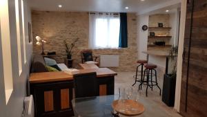 a kitchen and living room with a glass table at Maison au calme en campagne climatisée in Caderousse