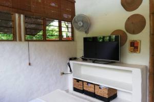 una TV a schermo piatto seduta sopra una parete di FINCA YULUKA a Apulo