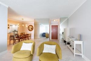 sala de estar con 2 sillas y comedor en The Tides 2 Bed 11th floor on Hollywood Beach, en Hollywood