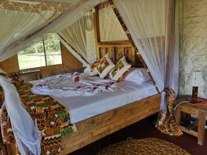 Llit o llits en una habitació de Africa Safari Lake Manyara located inside a wildlife park