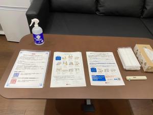 stolik kawowy z książkami i butelką wody w obiekcie SunStay - Tachiaigawa 1 w Tokio