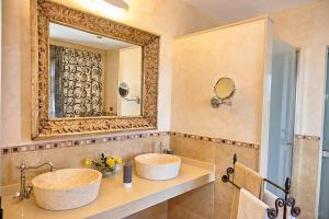 two sinks in a bathroom with a mirror at Finca el Vinche in Guía de Isora