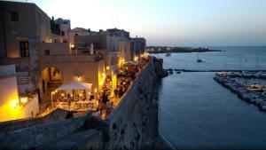 マーリエにあるB&B Salento il VianDanteの海と夜の街の景色