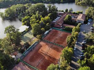 Tenis a/nebo squash v ubytování Hotel Herastrau nebo okolí