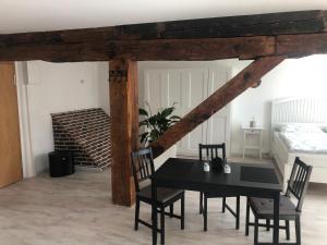 Un comedor con una mesa y sillas negras. en Atelier Altstadt Stralsund, en Stralsund