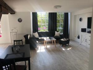 ein Wohnzimmer mit einem Sofa und einem Tisch in der Unterkunft Atelier Altstadt Stralsund in Stralsund