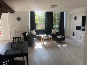 una sala de estar con un sofá y una mesa en Atelier Altstadt Stralsund, en Stralsund