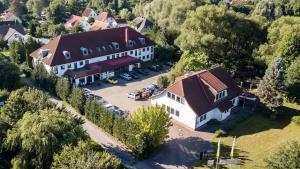 eine Luftansicht eines großen Hauses mit einem Parkplatz in der Unterkunft Lindenhotel Stralsund in Stralsund