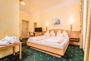 Postel nebo postele na pokoji v ubytování Hotel Drei Hasen + 37 fotografií