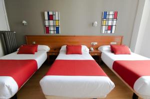 Cama o camas de una habitación en Hostal Persal