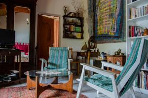 a living room with a glass table and two chairs at La petite Pierrette in Saint-Benoît-de-Carmaux