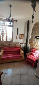 een slaapkamer met een bed en een stenen muur bij SANTANTONIO in Tortolì