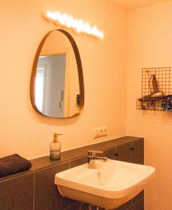 La salle de bains est pourvue d'un lavabo et d'un miroir. dans l'établissement Ferienwohnung Marion, à Oberwesel