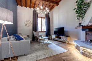 Televízia a/alebo spoločenská miestnosť v ubytovaní Faenza Apartment by Mamo Florence