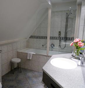Koupelna v ubytování Hotel Eberbacher Hof