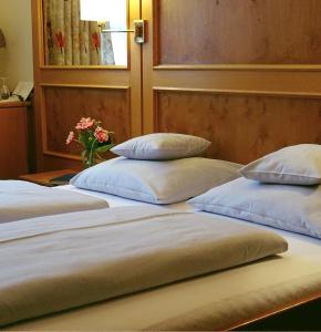 Postel nebo postele na pokoji v ubytování Hotel Eberbacher Hof