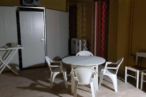 uma mesa e cadeiras num quarto com uma mesa e um micro-ondas em LE ZAGARE abit SOLE a 5 minuti a piedi dal mare e dal centro em Formia