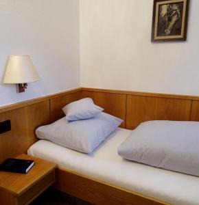 Postel nebo postele na pokoji v ubytování Hotel Eberbacher Hof