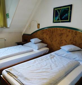 Postel nebo postele na pokoji v ubytování Hotel Eberbacher Hof
