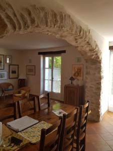 d'une salle à manger avec une table et un mur en pierre. dans l'établissement Mas du Cheval Long, à Sablet