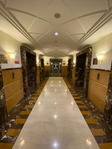 Times Square Kuala Lumpur JN في كوالالمبور: مدخل فندق ارضيته رخام +42 صورة