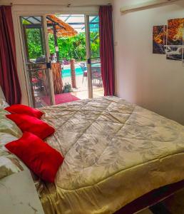 Postel nebo postele na pokoji v ubytování Siri Villas Pattaya
