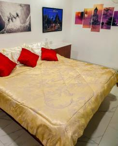 Postel nebo postele na pokoji v ubytování Siri Villas Pattaya