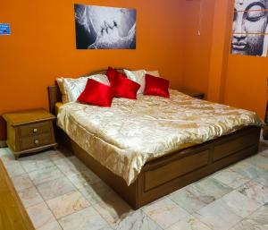 Postel nebo postele na pokoji v ubytování Siri Villas Pattaya