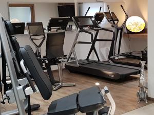 une salle de sport avec plusieurs appareils d'exercice dans l'établissement Hotel Vergeiner, à Seefeld in Tirol