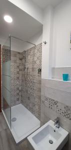 bagno con doccia in vetro e lavandino di 2 bed flat Centre & Stadio free parking a Terni