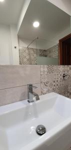 bagno con lavandino bianco e doccia di 2 bed flat Centre & Stadio free parking a Terni